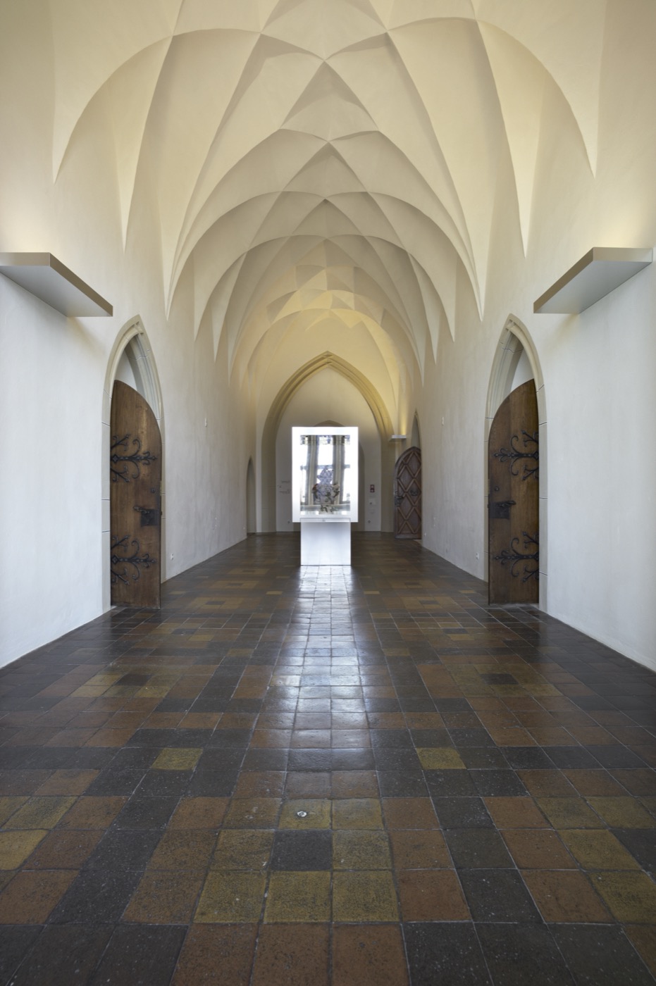 Albrechtsburg Meissen, Ausstellungsraum Ausgangshalle mit Großvitrine und Gewölbebeleuchtung