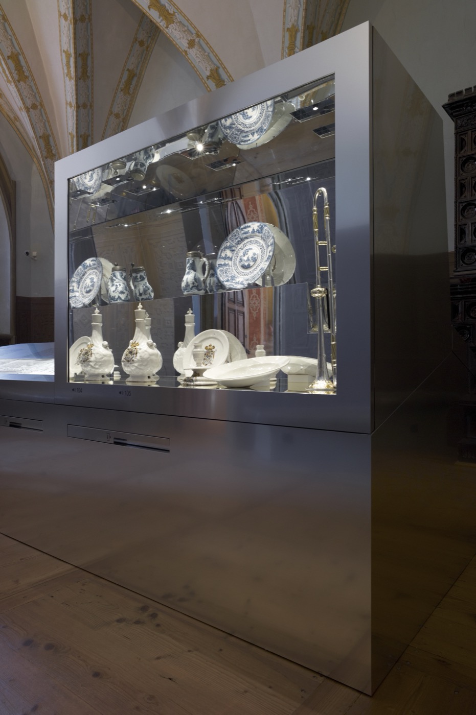 Albrechtsburg Meissen, Ausstellungsraum Eingangshalle im 2. OG mit Vitrine, Projektion und Beleuchtung