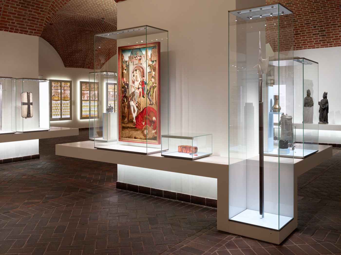 Germanisches Nationalmuseum Nürnberg, Dauerausstellung Mittelalterbilder im ehemaligen Lapidarium, Vitrinenbord mit Ausstellungsvitrinen