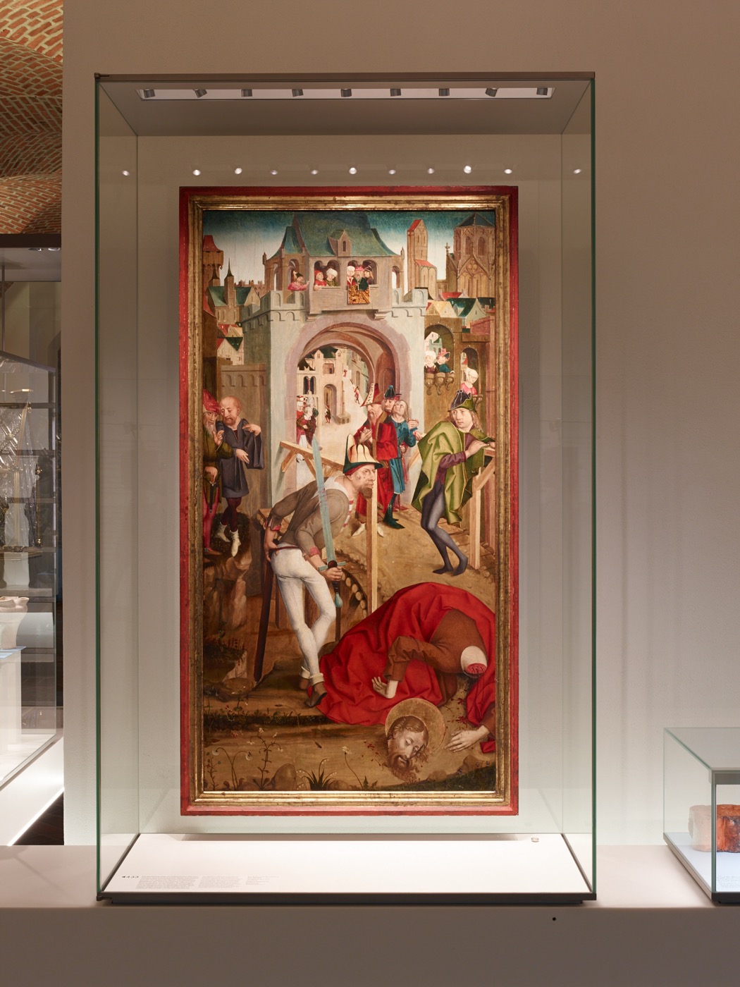 Germanisches Nationalmuseum Nürnberg, Dauerausstellung Mittelalterbilder im ehemaligen Lapidarium, Detailansicht Vitrine mit Gemälde